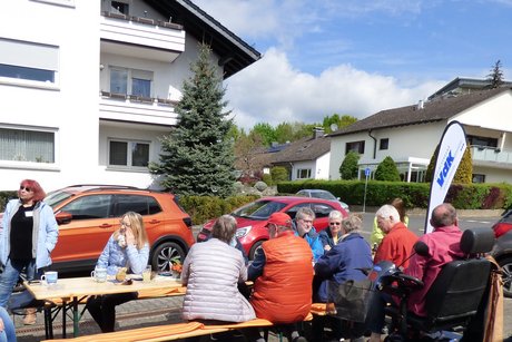 mehrere Personen unterhalten sich