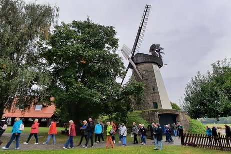 Gruppe vor Windm&uuml;hle