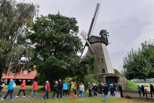 Gruppe vor Windm&uuml;hle