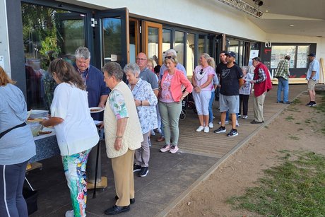 75 Jahrfeier des VDK OV-Mörfelden Großer Andrang am Salatbuffet und der Grillstation