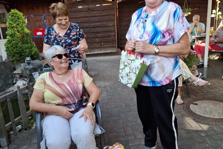 Die Preise des Ratespiels werden verteilt.