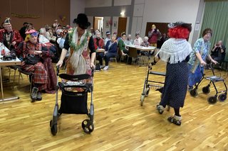 Die Aktiven Elvira, Monika, Ruth und Ruth Roswitha mit dem Rollator-Tanz