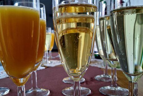 Ein Tisch mit Sektgl&auml;sern, gef&uuml;llt mit Sekt oder O-Saft