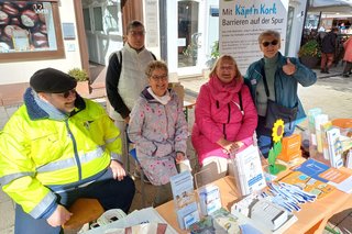 Betreuer-/innen des Infostandes: von Links: Peter Schneider, Kassenführer OV Bad Hersfeld, Ruth Deiseroth, Vorsitzende OV Bad Hersfeld, Nora Mannel, Kreisverband Hersfeld, Karin Hubenthal, Schriftführerin OV Bad Hersfeld und Stellvertr. Vorsitzende Kreisverband Hersfeld, (Hintergrund)Elvira Boeckhoff, Beisitzerin OV Bad Hersfeld