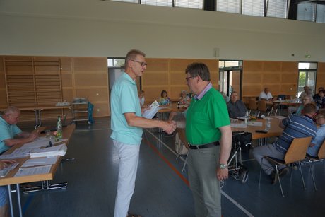 Unser Mitglied Eberhard Walter wird von Harald Machoi für 25 Jahre im VdK geehrt. Urkunde, Nadel und Gutschein werden überreicht.