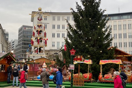 22 Meter hohe Pyramide am Königsplatz 22 Meter hohe Pyramide am Königsplatz