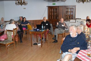 Herr Schaefer (in der Mitte rechts) erläutert Details zu kriminellen Vorgehensweisen.