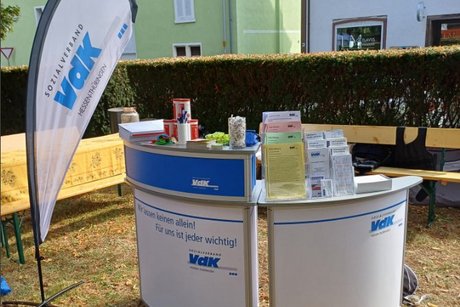 Ein Besucher beim Test mit dem Gerontologischen Simulationsanzug