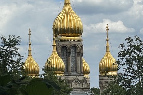Die vergoldeten Türme in Wiesbaden, die Sie meinen, sind die fünf Zwiebeltürme der Russisch-Orthodoxen Kirche auf dem Neroberg.