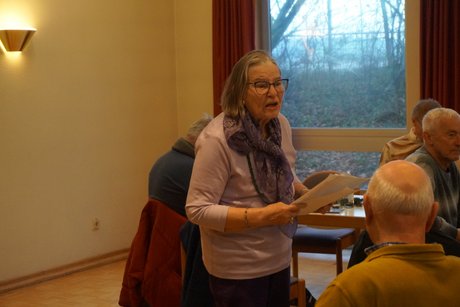 Weihnachtsfeier 2025 Barbara Krause-Rüdiger trägt eine Weihnachtsgeschichte vor.