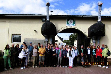 Gruppenbild am Eingang des Gemarkenhofes