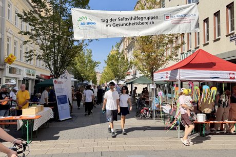 Impressionen vom Selbsthilfegruppentag 2026 Menschen auf der Straße