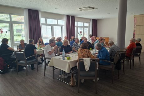 Das Bild zeigt einen Teil der anwesenden Mitglieder und G&auml;ste