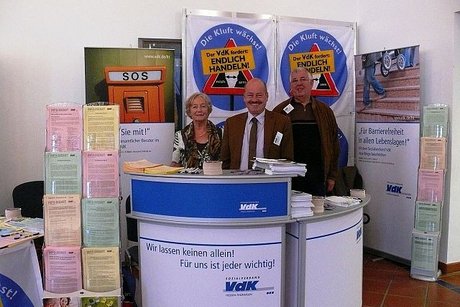 Der Informationsstand des VdK-Ortsverbandes mit Frauenbeauftragter Gertraud Gangelmeyer, Ortsverbandvorsitzendem Alfred Strauß und dem Kassierer Herbert Ott (v. links nach rechts)