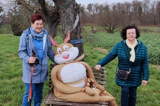 Der Osterhase am Weg samt weiteren Hasen 3