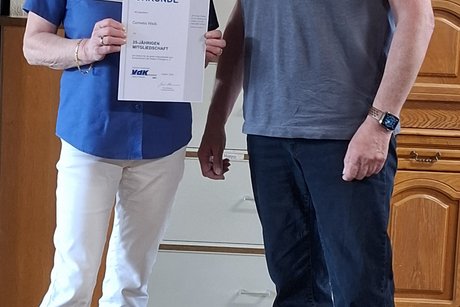 Das Bild zeigt eine Frau und einen Mann. Die Frau wurde für 25 Jahre Mitgliedschaft im Ortsverband geehrt.
