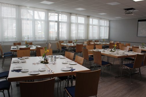 Das Foto zeigt die österlich dekorierte Tische für die Veranstaltung