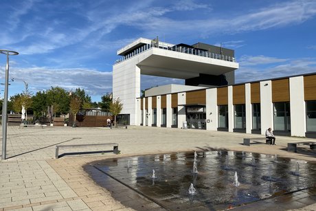 Das Bild zeigt das Nidderau Forum mit Eingang zum Familienzentrum