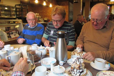 Bei der Windbeutel-Verkostung im Café der Frankenwald-Confiserie.