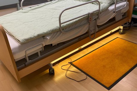 Ausstellungsraum Schlafzimmer Pflegebett mit Aufsteh-Hilfe in Liegeposition
