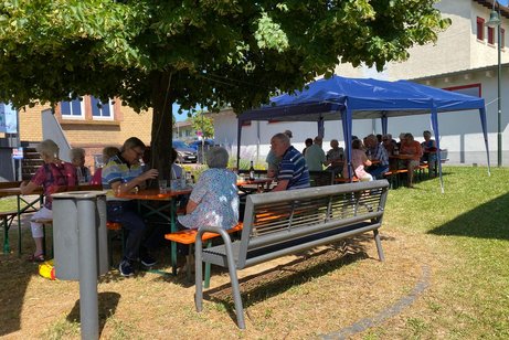 Gemütliches Beisammensein am Grillnachmittag