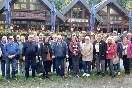 Die Reisegruppe des Ortsverbands vor der Waldgaststätte "Mooshütte"