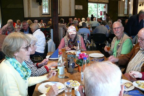 Gemütliches Beisammensein Das Bild zeigt schmausende Gäste beim Nassauer Nachmittag