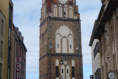 Gebäudeansicht des Stadttors Rostock