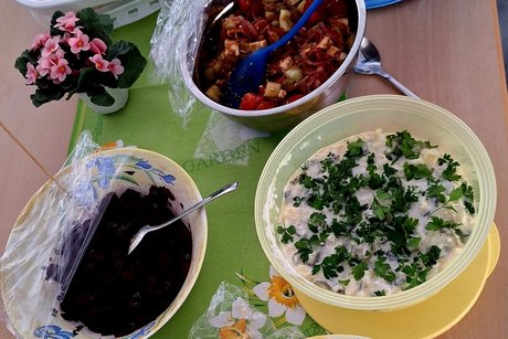 Ein Ausschnitt des Buffets mit ein paar mitgebrachten Salaten.
