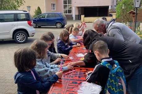 Kinder beim basteln