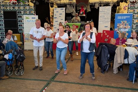 Menschen tanzen auf der B&uuml;hne