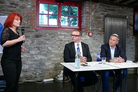 im Foto von links nach rechts: Katharina Fischer (Grundsatzreferentin des VdK-Landesverbandes Hessen-Thüringen e.V.), Bürgermeister Christian Herfurth, Ditmar Joest (Geschäftsführer der Kommunalen Wohnungsbaugesellschaft Rheingau-Taunus GmbH)