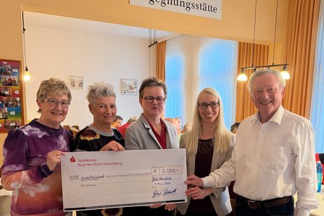 Spendenübergaben an den Verein Zwischenraum 2.000 € Spende durch den Verein 'Walter-Zilch-Begegnungsstätte Bad Hersfeld e.V. an den Verein „Zwischenraum Hospiz und Trauerbegleitung e.V.“. Von links: Ruth Deiseroth-Vorsitzende des VdK Ortsverbandes Bad Hersfeld, Ute Trombach, Schriftführerin, Dr. med. Ulrike Mäthrich, Vorsitzende und Zita Schreiter, Vorstand für Social Media und Web von Zwischenraum, sowie Gerhard Deiseroth-Vorsitzender des Vereins WZB.