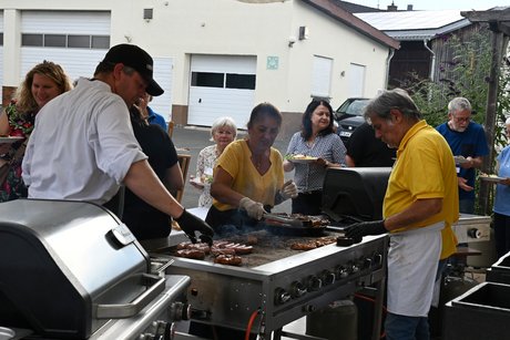 Am Grill bei der Essensausgabe