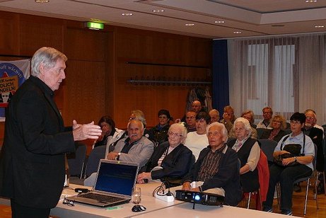 Referent Herbert Schneider und Publikum