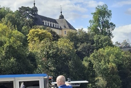 Flussfahrt auf der Lahn im Hintergrund Schloss Oranienstein