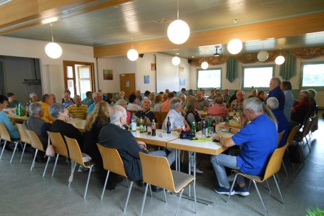 Die Anwesenden folgen der Versammlung