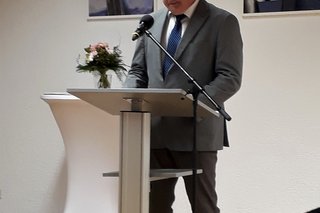 Stadtverordnetenvorsteher Reinhard Birkert am Rednerpult