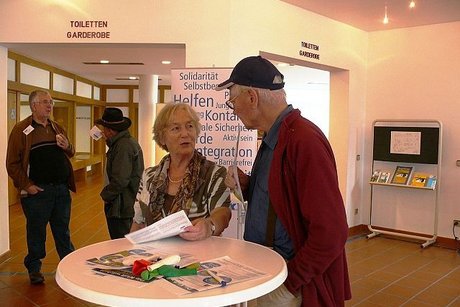 Frau Gangelmayer in einem Informationsgespräch
