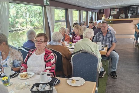 Kaffeeklatsch an Bord des Ausflugsschiffs im Unterdeck