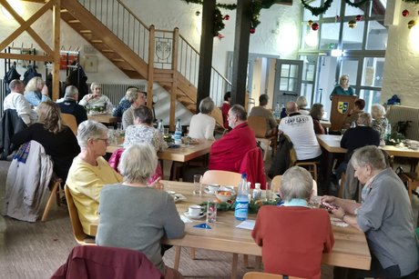 christine pfeiffer begr&uuml;sst die anwesenden