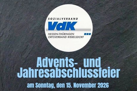 Das Bild zeigt als Hintergrund eine Schiefertafel, im Vordergrund das VdK Wappen des Ortsvereins Riebelsdorf, mit dem Zusatztext "Hinweis auf die Veranstaltung!