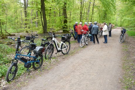 Das Bild zeigt , eine Rast bei der Radtour im April 2024 der Naturfreunde