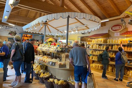 Stöbernde Mitglieder im Hofladen 2