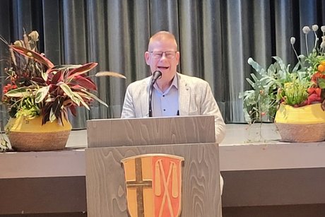 Hans-Jürgen Röhr bei seiner Laudatio Rede