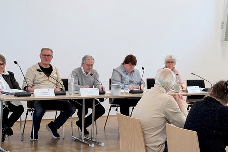 Neuer Vorstand, mit Wahlleiterin rechts Gertrud Kolb Neuer Vorstand, mit Wahlleiterin rechts Gertrud Kolb