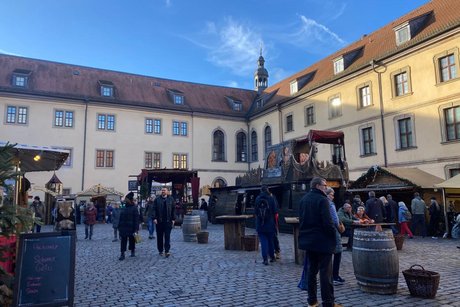 Hof mit Verkaufsständen Hof mit Verkaufsständen