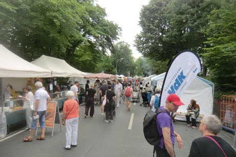 Straße mit Ständen am Mainuferfest