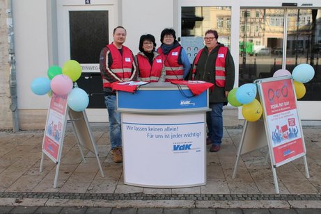 Mitglieder des VdK Kreisvorstandes stehen vor einen Stand