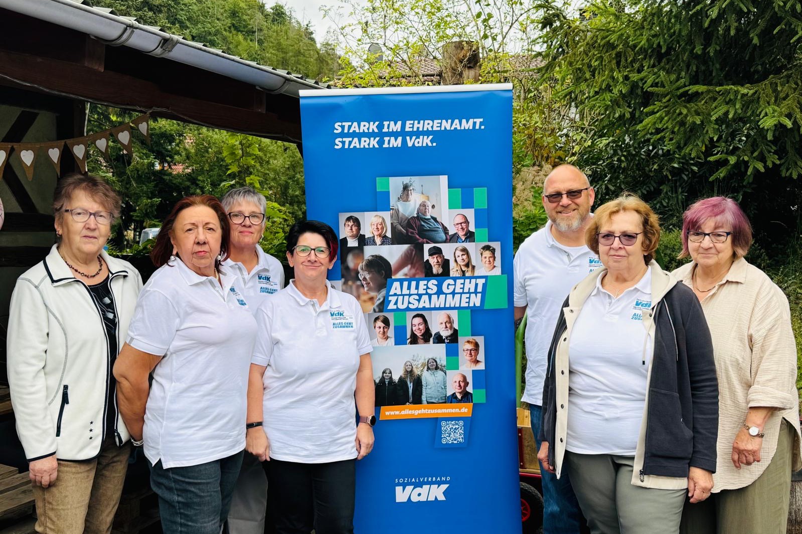 Menschen stehen im Sommer in einer Reihe